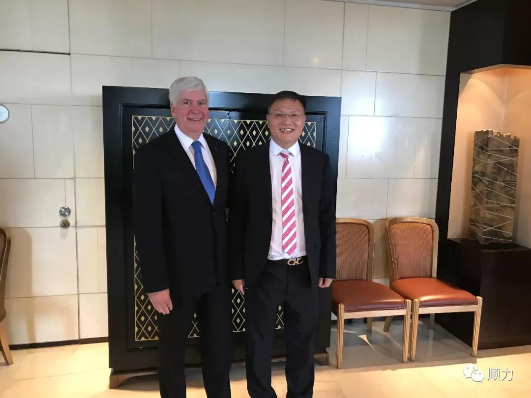 美国密歇根州州长里克斯奈德在上海亲切会见并宴请王银董事长
